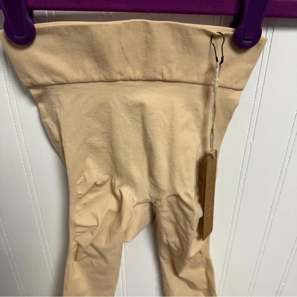 Skims Everyday Sculpt Above The Knee Short Sand XXS - Picture 2 of 9